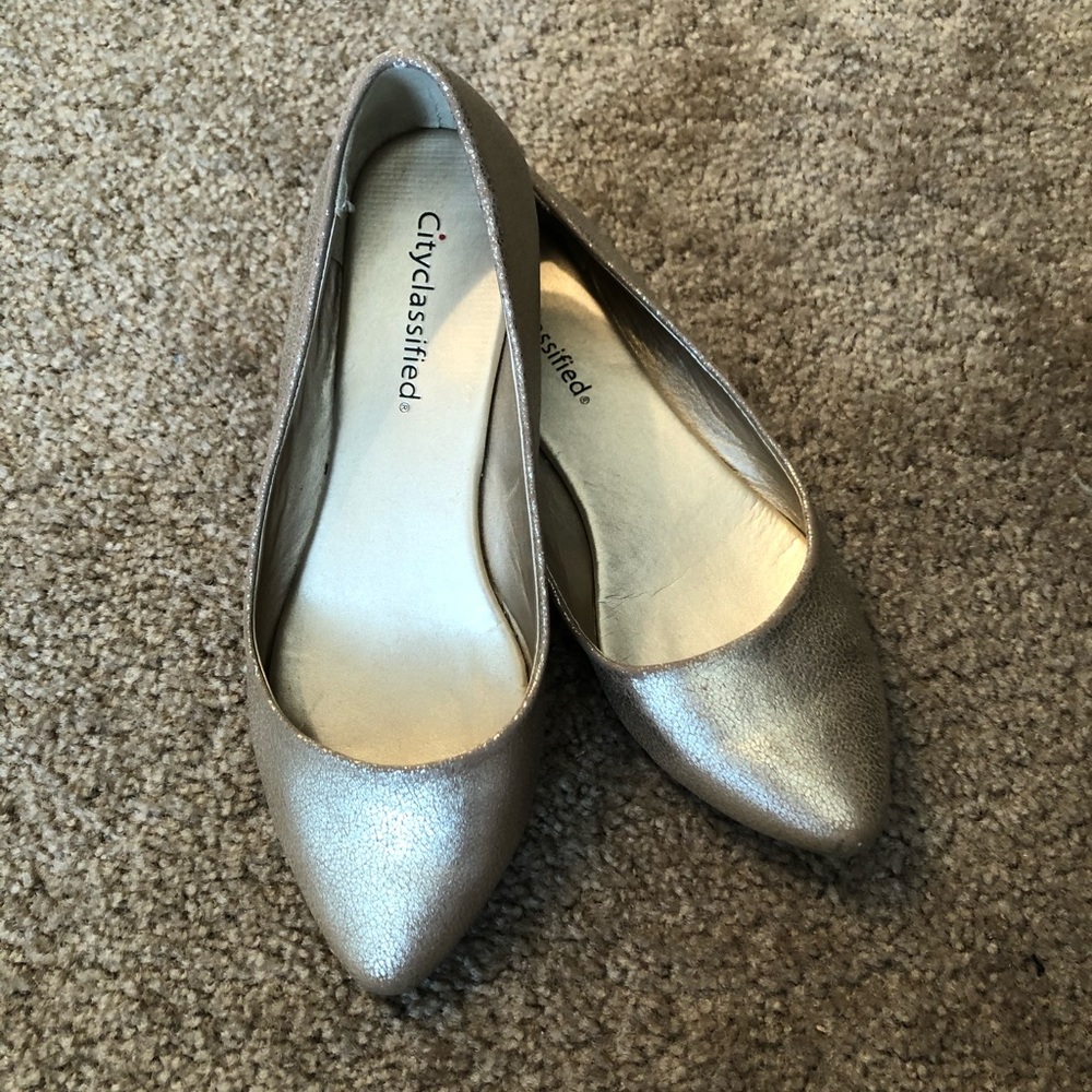 Soft gold flats